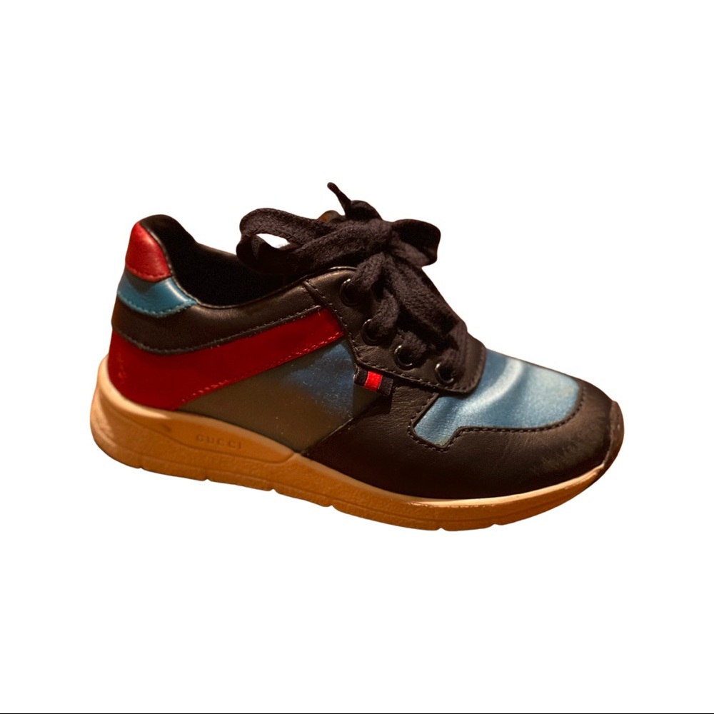 It’s a gucci sneaker for baby size 7US.